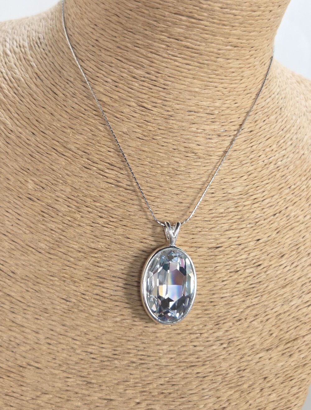 Vintage Unmarked Silver-tone Oval Austrian Crystal Solitaire Pendant Necklace